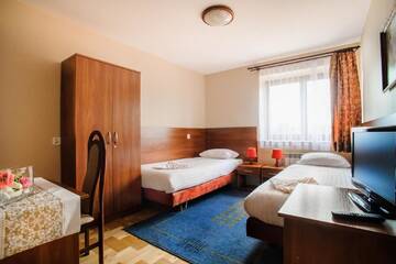 Фото номера Двухместный номер с 2 отдельными кроватями и балконом Отель Hotel Galicja г. Ulanów 3