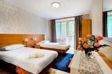 Фото номера Двухместный номер с 2 отдельными кроватями и балконом Отель Hotel Galicja г. Ulanów 2
