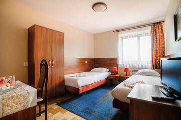 Фото номера Двухместный номер с 2 отдельными кроватями и балконом Отель Hotel Galicja г. Ulanów 4